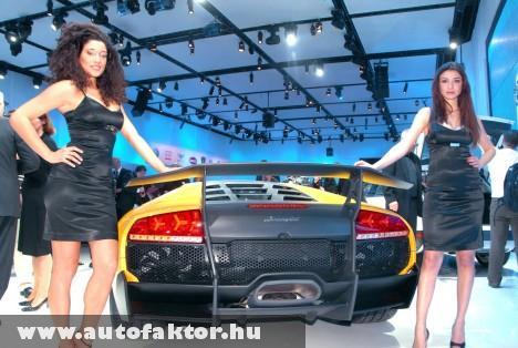 Szép lányok és egy Lamborghini Murcielago
